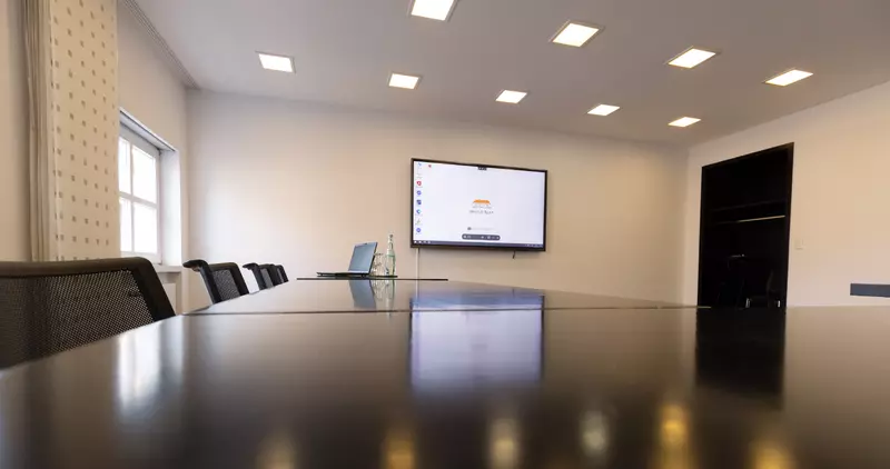 Martini-Raum gut beleuchtet mit TFT-Touchscreen, Tageslicht, Tischen und Stühlen